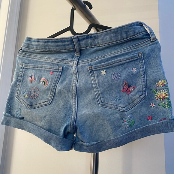 Brand is GAP. Girls size 14 shorts. Good condition - Picture 3 of 4